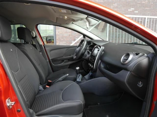 Renault Clio Estate 0.9 TCe Limited 90pk | Navigatie | Trekhaak | Airco | Cruise Control | Parkeerhulp achter | Extra getint glas | Lichtmetalen velgen / 17