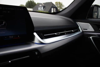 BMW iX1 xDrive30 67 kWh // 99,2% SoH | M-Sport | Panoramadak | Harman Kardon | HUD | 360 CAM | Massage| Elek. + Memory | Sfeerverlichting / 37