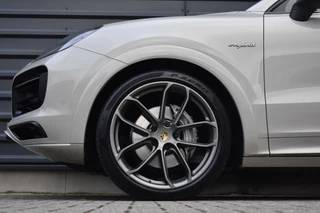 Porsche Cayenne Coupé 3.0 E-Hybrid Lightweight  | ACC | 22'' GT Design | Matrix PDLS+ | Carbon Dak | Luchtvering | 360 Camera | / 50