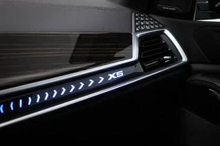 BMW X5 xDrive50e M-sport | PANORAMADAK | INDIVIDUAL VOLLEDER MERINO | HEAD UP | HARMAN KARDON | 360 CAMERA | MAXTON | 22" | / 11