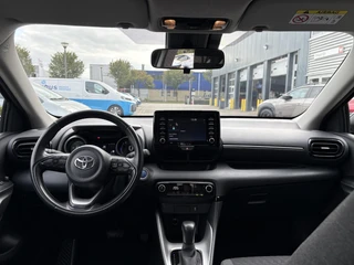 Toyota Yaris 1.5 Hybrid Dynamic CAMERA APPLE/ANDROID AD-CRUISE DAB+ KEYLESS LM-VELGEN / 27