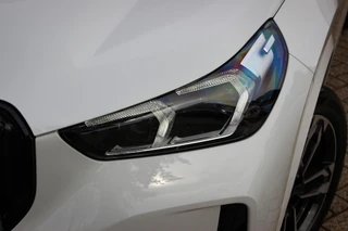 BMW iX1 xDrive30 67 kWh // 99,2% SoH | M-Sport | Panoramadak | Harman Kardon | HUD | 360 CAM | Massage| Elek. + Memory | Sfeerverlichting / 15