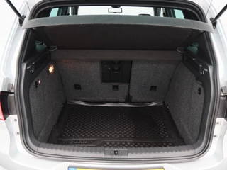 Volkswagen Tiguan 1.4 TSi R-Line Edition 125 Pk | Panoramadak | Trekhaak | Camera | Cruise Control | Climatronic | Navigatie | 18 Inch / 17