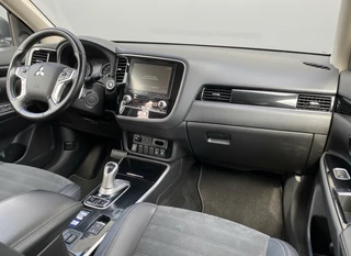 Mitsubishi Outlander 2.4 PHEV Intense+ 4WD 225 pk AUT. | 1e eigenaar | navigatie | trekhaak | elektr. v. stoel | carplay | alcantara / 18