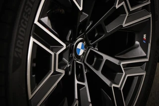 BMW 5-serie Touring 550e xDrive | INNOVATION / M SPORT PRO- PACK | PANORAMADAK | HEAD UP | STUURVERWARMING | 360 CAMERA | 20" / 32
