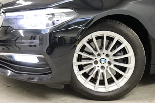 BMW 5 Serie Touring 540i xDrive High Executive Automaat  / Harman Kardon / Adaptief Onderstel / Driving Assistant / Achteruitrijcamera / Navigatie Professional / Cruise Control / Sportstoelen / Parking Assistant / Zonnescherm / Climate Control / 18 Inch / Stoelverwarming voor+achter / 8