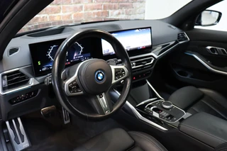 BMW 3 Serie Touring 330e High Executive M Sport Pakket Automaat  / Live Cockpit Professional / SOH 93 % / Driving Assistant / Panoramadak / Trekhaak / Leder / Harman Kardon / Innovation Pack / Parking Assistant / Travel Pack / Curved Display / 19 Inch / Shadow Line / 17
