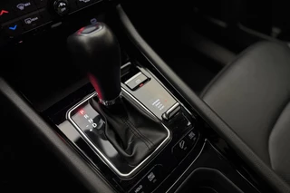 Jeep Compass 4xe 240pk Plug-in Hybrid Automaat S | Navigatie | Lederen bekleding | Achteruitrijcamera | Adapt. Cruise control | Electrische achterklep | Keyless | Zwart dak | 19" Lichtmetalen velgen / 22