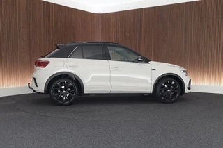 Volkswagen T-Roc 1.5 TSI 150pk DSG R-Line Business+ Black Style Trekhaak Camera IQ.Light Panoramadak Virtual Cockpit Navigatie / 12