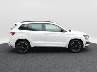 Skoda Karoq 1.5 TSi 150 Pk Automaat Sportline Business | Trekhaak | Stoel/Stuurverwarming | Panorama dak | Matrix LED | Camera | CarPlay | Parkeersensoren | 18 Inch | 50.137 Km !! / 8