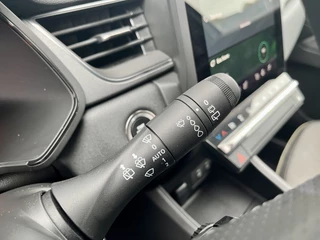 Renault Captur 1.6 E-Tech Full Hybrid 145 Techno  | Stoel+Stuurverwarming | Climate Control | Draadloze Telefoonlader | Camera + Sensoren | Two-Tone | Apple CarPlay/Android Auto / 50