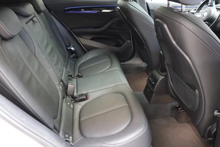 BMW X2 xDrive20i High Executive M Sport Pakket Automaat  / Navigatiesysteem Plus / Leder / Panoramadak / Achteruitrijcamera / Stoelverwarming / Climate Control / Hifi / Shadow Line / Parkeersensoren voor+achter / Extra Getint Glas / 19 Inch / 18
