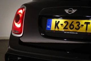 MINI 5-Deurs 2.0 Cooper S Chili Serious Business | PANORAMADAK | HEAD UP | LEDER | STOELVERWARMING | CLIMA / 24