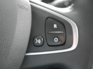 Renault Clio Estate 0.9 TCe Limited 90pk | Navigatie | Trekhaak | Airco | Cruise Control | Parkeerhulp achter | Extra getint glas | Lichtmetalen velgen / 26