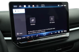 Volkswagen T-Roc 1.5 eTsi 150pk DSG R-Line First Edition Trekhaak Camera Keyless Stoelverwarming Virtual Cockpit Carplay / 43