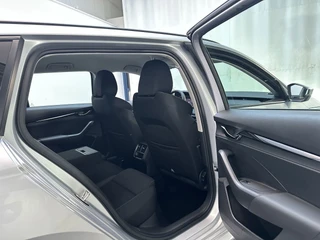 Škoda Octavia Combi 1.0 TSI 110pk Ambition Navigatie Parkeersensoren App-Connect DAB+ / 18