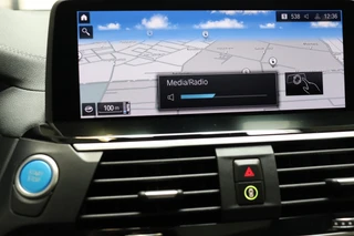 BMW iX3 High Executive 80 kWh Automaat  / Driving Assistant Professional / SOH 97% / Live Cockpit Professional / Trekhaak / Panoramadak / Adaptief Onderstel / Leder / Harman Kardon / Shadow Line / Head-Up Display / Adaptieve LED-koplampen / DAB / 20 Inch / 33