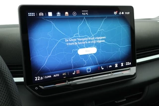 Volkswagen T-Roc 1.5 eTsi 150pk DSG R-Line First Edition Trekhaak Camera Keyless Stoelverwarming Virtual Cockpit Carplay / 30