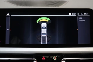 BMW 3 Serie Sedan 320i Executive Edition Automaat  / Trekhaak / Live Cockpit Professional / Cruise Control / Parkeersensoren / Neerklapbare Achterbank / Apple Carplay / Sportstuur / 32