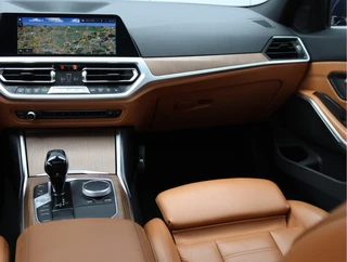BMW 3 Serie 320i High Executive Edition  | Schuifdak | Leder | Camera | Org. NL / 19