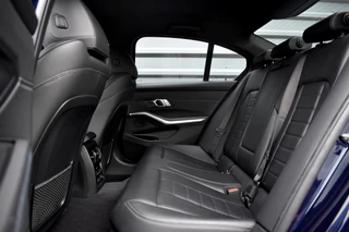 BMW 3 Serie 330e M Sport Individual  | 19'' Wielen | Lederen Bekleding | CarPlay | Audio Media Pack | 1e Eigenaar | / 24