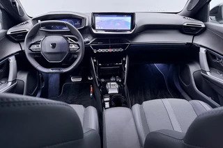 Peugeot 2008 1.2 Hybrid 145 GT / 18" / Navigation pack /  2+6 Jaar Garantie / 8
