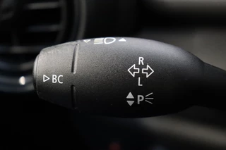 MINI Cooper Hatchback Pepper Business Automaat 3 deurs  / Navigatiesysteem / Cruise Control / Achteruitrijcamera / Comfort Access / Bluetooth / Climate Control / Lichtpakket / Parkeersensoren  / 16 Inch / Chrome Line / 30