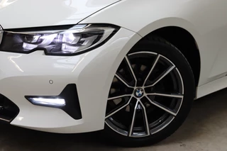 BMW 3 Serie Sedan 318i Executive Sport Line Automaat  / Live Cockpit Professional / Stoelverwarming / Parkeersensoren voor+achter / LED / 18 Inch / DAB / Climate Control / Shadow Line / Extra Getint Glas / Apple CarPlay / Cruise Control / Lichtpakket / 11