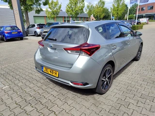 Toyota Auris 1.8 Hybrid DYNAMIC ULTIMATE / 4