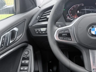 BMW 1-serie 118i Executive Edition | Carplay | PDC | Navi | Sportstuur / 18