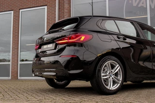 BMW 1-serie 116d F40 Executive Edition | 1e eigenaar | NL Auto | HiFi audio | DAB | LED | Apple Carplay | Rijstrooksensor | Cruise control | Climate control | Sportstuur | Active Guard Plus / 41