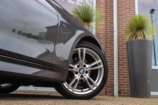 BMW 3-serie Touring 318i Centennial Executive M-sport | 2e eigenaar | HiFi audio | Navigatie | Bluetooth | Climate control | M-sportstuur | Cruise control | PDC | 18 inch | Trekhaak / 44
