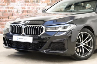 BMW 5 Serie Touring 520i High Executive M Sport Pakket Automaat  / Trekhaak / Navigatie Professional / Achteruitrijcamera / Comfortstoelen / DAB / Apple Carplay / Stoelverwarming / Adaptief Onderstel / Cruise Control / LED / 2