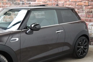 MINI Cooper Hatchback Chili Business 3 deurs  / Navigatiesysteem Professional / Panoramadak / LED / Climate Control / Parkeersensoren / Sportstoelen / Cruise Control / Bluetooth / 17 Inch / Chrome Line / Lichtpakket / Extra Getint Glas / 8