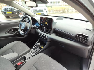 Toyota Yaris 1.5 Hybrid 115 DYNAMIC NL-AUTO STOEL/STUURVERW BLIND SPOT PARK-SENSOREN NAVI CAMERA CLIMA AD-CRUISE APPLE/ANDROID KEYLESS 16'' LM-VELGEN / 2