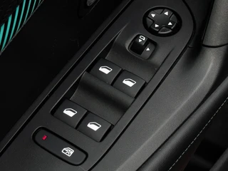 Peugeot 2008 1.2 PT Allure | 130 PK | Trekhaak | Navigatie | NL-Auto | Parkeersensoren | Climate Control | / 25