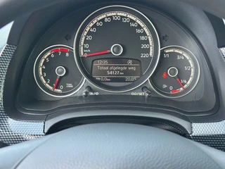 Volkswagen up! 1.0 65pk Move Up! Cruise | Stoelverwarming | Camera | 4-season | Mistlampen | Bluetooth | Rijklaar incl. 1 jaar Bovag garantie / 15