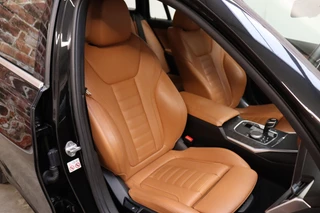 BMW 3 Serie Touring 320i High Executive M Sport Pakket Automaat  / Live Cockpit Professional / Leder / Achteruitrijcamera / DAB / Stoelverwarming / Hifi / Ambiance Verlichting / 18 Inch / LED / Chrome Line / Parkeersensoren voor+achter / Climate Control / 17