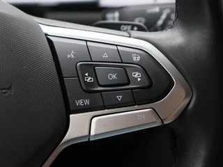 Volkswagen T-Roc 1.5 TSi R-Line Business 150 Pk Automaat | Trekhaak | Carplay | Virtual Cockpit | Adaptive Cruise | Keyless | Elektrische Achterklep | 18 Inch / 27