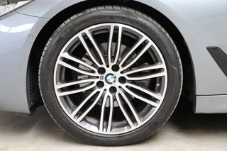 BMW 5 Series Touring 520i High Executive M Sport Pakket Automaat  / Navigatiesysteem Professional / Panoramadak / Comfortstoelen / Driving Assistant Plus / 19 Inch / Stoelverwarming voor+achter / Achteruitrijcamera / Hifi / Adaptieve LED-koplampen / Leder / DAB / 10