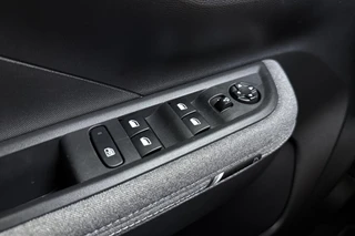 Opel Frontera 1.2 Turbo 145pk Hybrid Automaat GS 7 persoons | 8 Jaar speciale garantie | Navigatie | Stoel- en stuurverwarming | Verwarmbaar voorraam | Dakrails | Achteruitrijcamera | Climate control | 17" Lichtmetalen velgen / 21