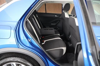 Volkswagen T-Roc 1.5 TSI 150pk DSG Sport Trekhaak Stoelverwarming Camera Keyless Navigatie / 12