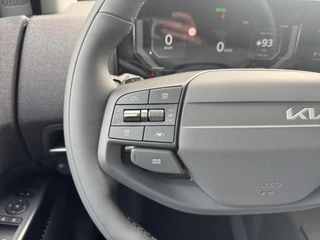 Kia EV2 Plus 42.2 kWh 3.000,- Inruilkorting | Privacy Glass | 18" lichtmetalen velgen | Warmtewerend glas rondom | Draadloze oplader voor smartphone / 25