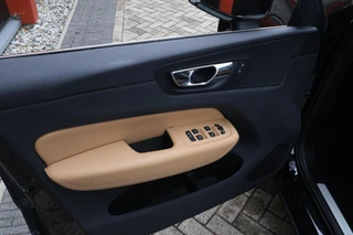 Volvo XC60 T8 Recharge AWD Momentum | Leder | Panoramadak | Parkeercamera | Keyless / 13