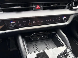 Kia Sportage 1.6 T-GDi Plug-in Hybrid AWD DynamicLine Luxury | Apple Carplay / Android Auto | Navigatiesysteem | Stoel + Stuurverwarming | Elektrisch Verstelbare Bestuurdersstoel | Licht + Regensensor | Parkeersensoren Voor + Achter | Camera Achter | Cruise Control Adaptief | Rijstrooksensor + Correctie | 19"Lichtmetalen Velgen / 22
