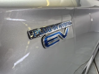 Mitsubishi Outlander 2.4 PHEV Intense+ Automaat / Luxe Lederen bekleding / elektrische kofferklep / Trekhaak / Achteruitrijcamera / 16