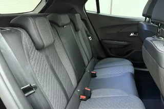 Peugeot 2008 1.2 Hybrid 145 Allure | Climate & Cruise Control | Parkeersensoren voor + achter | AppleCarplay/Android Auto | / 14