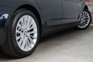 BMW 5 Series Touring 530i High Executive Luxury Line Automaat  / Navigatiesysteem Professional / Panoramadak / Trekhaak / Comfortstoelen / Driving Assistant Plus / Adaptieve LED-koplampen / Hifi / Stuurwielrand Verwarmd / Achteruitrijcamera / Head-Up Display / Stoelverwarming / 7