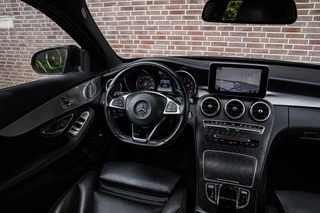 Mercedes-Benz C-klasse 180 AMG Night Edition | Panoramadak | Burmester | Memory | 360 Camera | Leder | LED | Sfeerverlichting | Stoelverwarming | 19" / 15