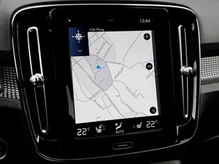 Volvo XC40 1.5 T5 Recharge R-Design NL-auto | Schuif- Kanteldak | H&K | Trekhaak | Stoelverwarming | Memory | Adaptive Cruise / 18